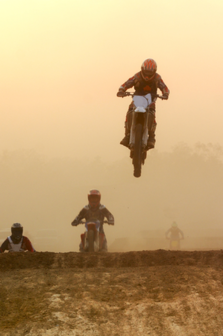 Hallinto-oikeus kumosi tie- ja lupajaoston sekä ympäristönsuojelutarkastajan päätökset motocross-ajoharjoitteluradan perustamisesta puutteellisen meluselvityksen vuoksi
