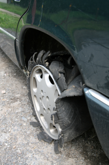 Hovioikeus: Valtio tienpitäjänä oli vastuussa auton renkaiden vahingoittumisesta koska ei varoittanut tien vaurioista riittävästi