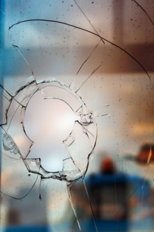 Asunnon takaoven lasin kirveellä rikkonut tunkeutuja tuomittiin vahingonkorvauksiin törkeästä kotirauhan rikkomisesta