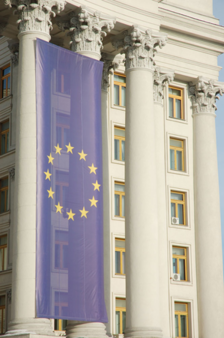 EU-tuomioistuin: Oikeus vanhempainvapaaseen on virkamiehen asemasta riippumaton yksilöllinen oikeus – Kreikan lainsäädäntö vastoin EU-oikeutta