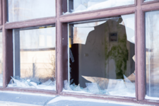 Koulun ikkunoita 15-vuotiaana kivittäneelle ja lapiolla hakanneelle nuorelle tuomitun vahingonkorvauksen sovittelulle 0 euroon ei ollut perusteita