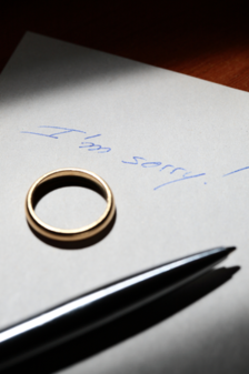 Hovioikeus: Avioeron harkinta-ajan alkamista koskeva ilmoitus on lainvoimaiseen tuomioon rinnastettava oikeudellinen ratkaisu - ilmoitus poistettiin