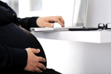 Syrjjintäepäily: määräaikaista työsuhdetta ei jatkettu raskauden takia