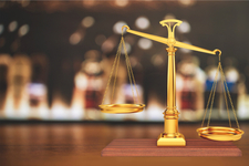 Hovioikeus: Kahteen pahoinpitelyyn ja virkamiehen vastustamiseen yksityiselämässään syyllistynyt asianajaja voitiin erottaa Asianajajaliiton jäsenyydestä