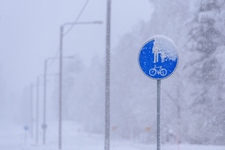 Liikennemerkki lumen peitossa - hovioikeus arvioi näyttöä jälleen toisin kuin käräjäoikeus ja hylkäsi syytteen liikennerikkomuksesta