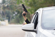 Liikkuvasta autosta 22-kaliiperisella revolverilla viereisen auton ikkunan rikki ampunut syyllistyi törkeän pahoinpitelyn asemasta tapon yritykseen - käräjäoikeuden tuomiota muutettiin