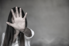 YK:n Spotlight Initiative -aloitteen teettämä tutkimus: Naisiin ja tyttöihin kohdistuva väkivalta jää huomiotta ja on alirahoitettua