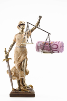 Hovioikeus: 510 euron oikeudenkäyntimaksun periminen työeläkettä 341 euroa kuukaudessa ja kansaneläkettä saavalta olisi ilmeisen kohtuutonta