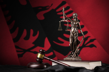 EIT: Korkeimman oikeuden tuomarin oikeutta oikeudenmukaiseen oikeudenkäyntiin loukattiin - yksityisyyden suojaa ei loukattu