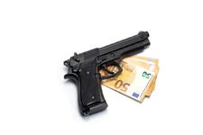 Oikeusasiamiehen mukaan olisi syytä harkita ampuma-aselain täsmentämistä: Ampuma-aseen myynti lupaperuutuksen jälkeen